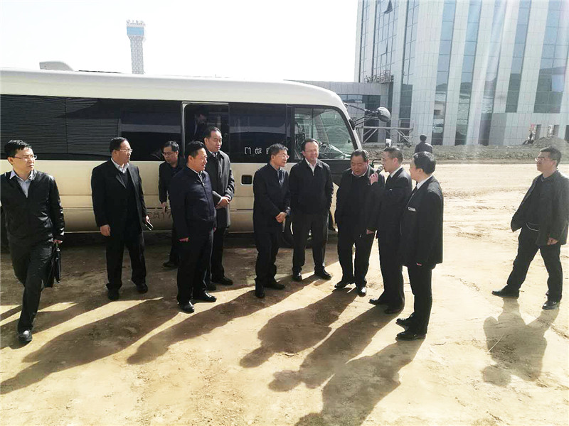 兰州市委副书记、市长张伟文一行莅临新区“zoty中欧伊士顿电梯”、“zoty中欧澳泊智能车库”、“zoty中欧新能源汽车”